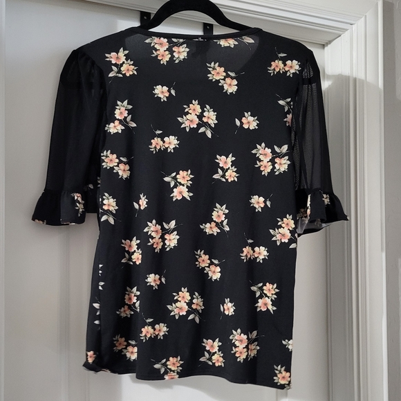 5 Items For $25 Floral blouse - Picture 2 of 3